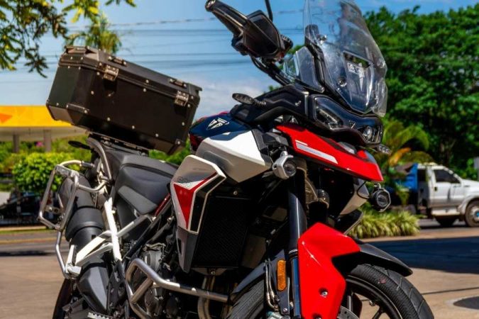 Une belle moto moderne garée à l'extérieur avec une bulle propre et transparente.