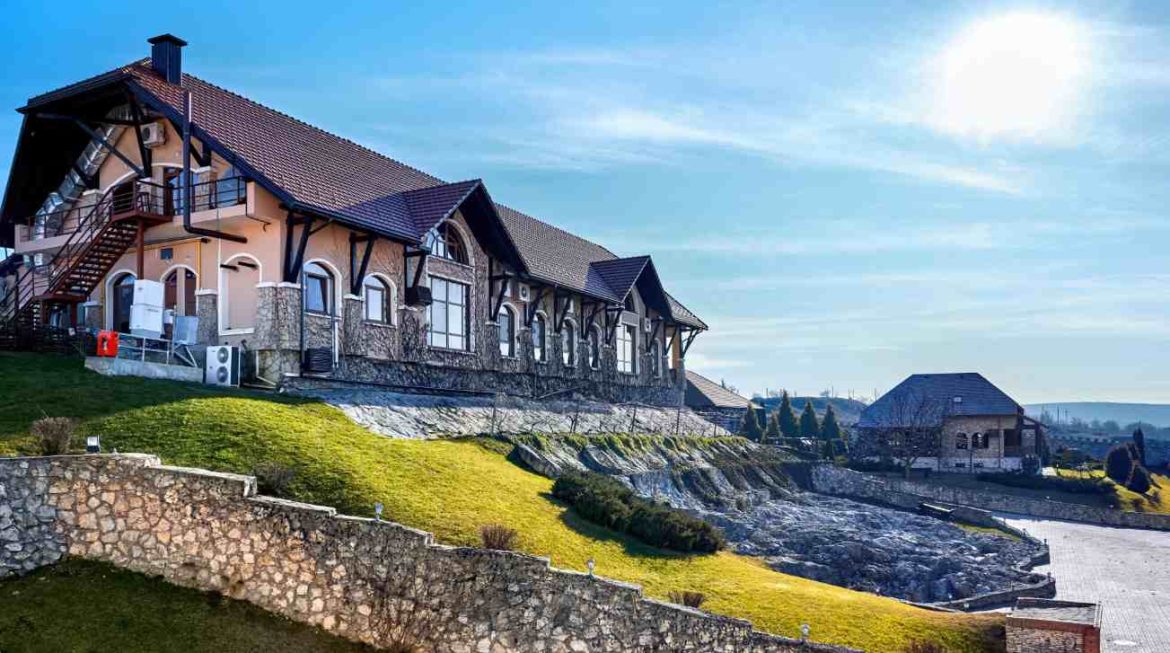 Grande propriété en pierre avec jardin surélevé, idéale pour illustrer le prix residence secondaire France.