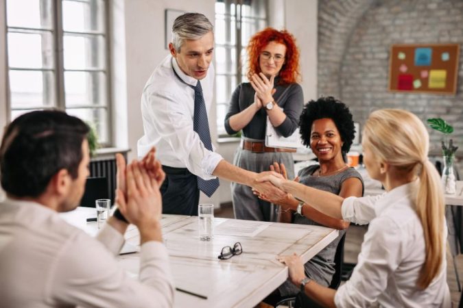 Remise de félicitations en entreprise avant la remise d'une médaille du travail